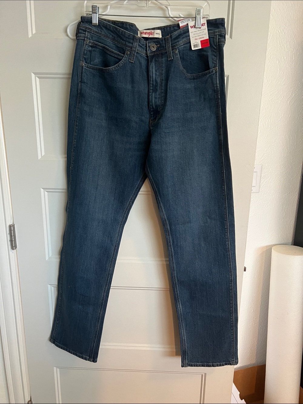 Mens Regular fit 34 x 34 Wrangler Men's Straight Jeans in Medium Indigo NEW nwt